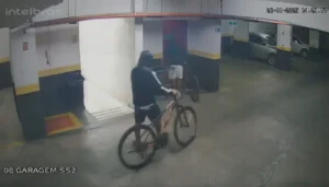Águas Claras: ousados, ladrões invadem prédio e furtam bike de R$ 6 mil.Vejavídeo