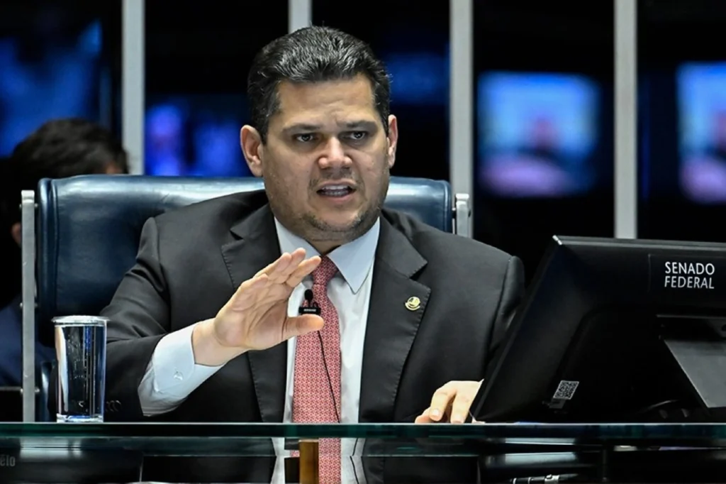 Alcolumbre critica demora em envio da indicação de Messias ao Senado