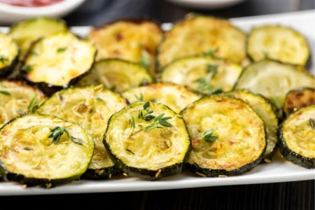 Chips de abobrinha crocantes na air fryer: petisco rápido e saudável