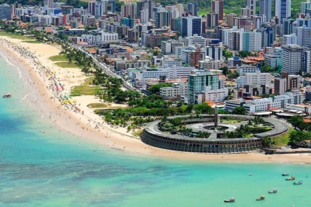 Com praias quentes, ritmo calmo, orla sem arranha-céus e um pôr do sol lendário ao som do bolero de Ravel, a capital queridinha dos brasileiros que buscam beleza, sossego e cidade bem cuidada Com praias quentes, ritmo calmo, orla sem arranha-céus e um pôr do sol lendário ao som do bolero de Ravel, a capital queridinha dos brasileiros que buscam beleza, sossego e cidade bem cuidada