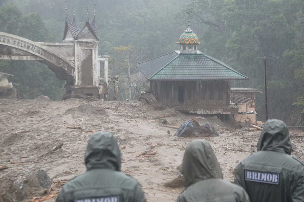 Enchentes e deslizamentos causam 84 mortes na Indonésia Enchentes e deslizamentos causam 84 mortes na Indonésia