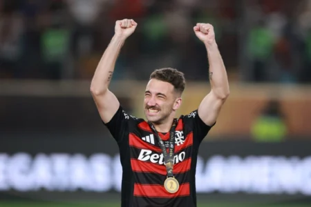 Foto: Léo Ortiz encanta a torcida do Flamengo com mensagem na camisa Foto: Léo Ortiz encanta a torcida do Flamengo com mensagem na camisa