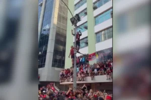 Libertadores: Flamengo faz festa e leva multidão às ruas do Rio.Vejavídeo