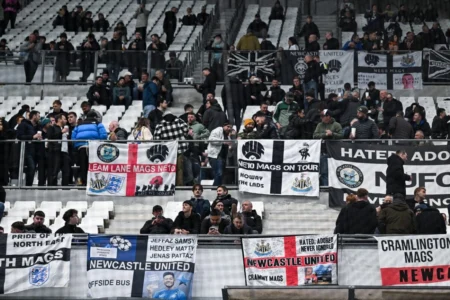 Newcastle afirma que polícia francesa agrediu torcedores após partida Newcastle afirma que polícia francesa agrediu torcedores após partida