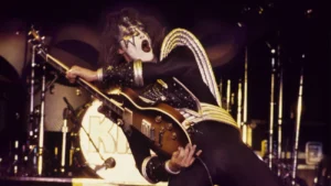 O choque em pleno show que quase matou Ace Frehley nos anos 70