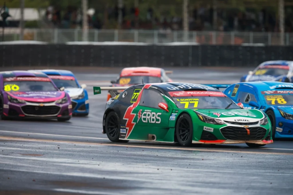 Stock Light: Leo Reis domina e vence última corrida da temporada