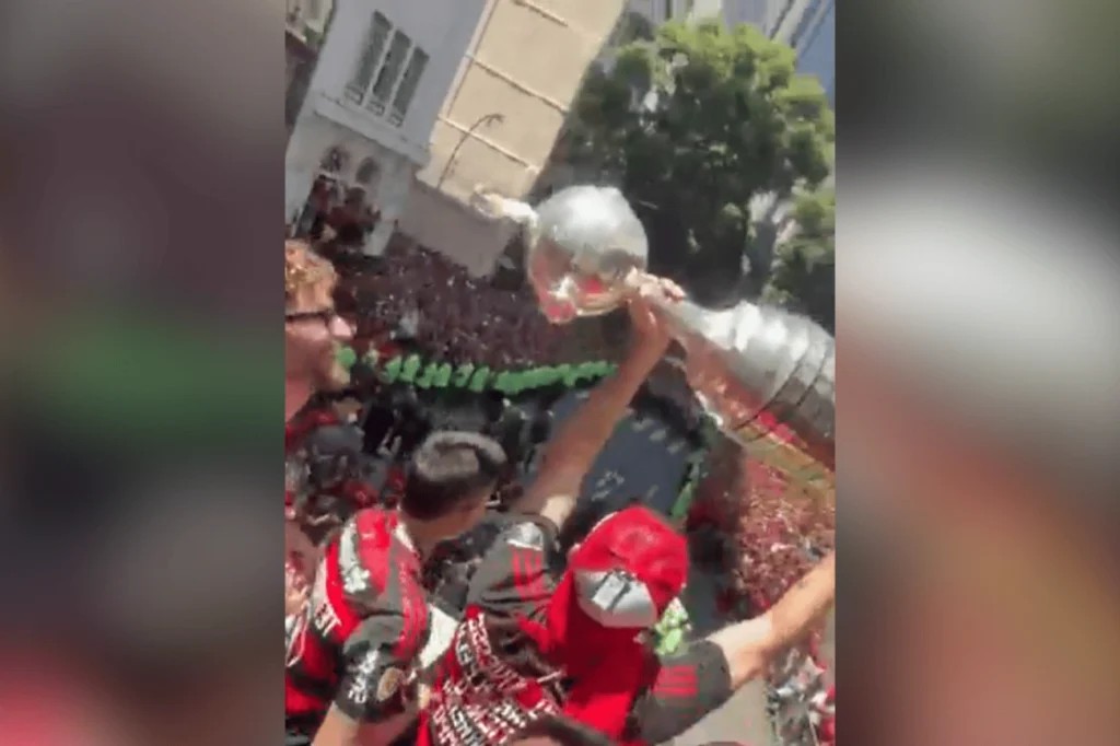 Taça da Libertadores aparece remendada durante comemoração do título.Vejavídeo