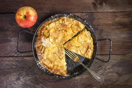Torta de maçã na frigideira pronta em poucos minutos Torta de maçã na frigideira pronta em poucos minutos
