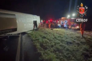 Veja o que disse motorista de ônibus que bateu em guincho na BR-020