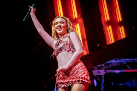 Zara Larsson surpreende ao revelar hábito diário inusitado; confira