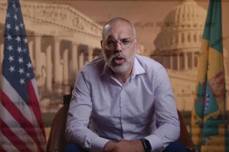 Allan dos Santos alfineta Michelle: “Está cagando para o Bolsonaro”