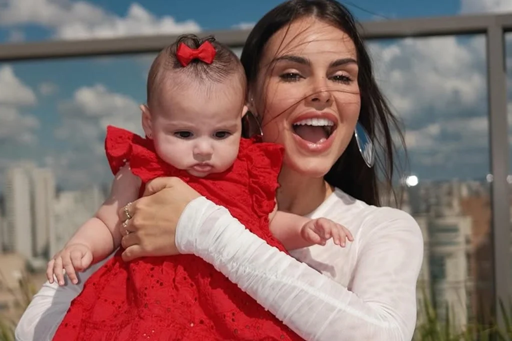 Amanda Kimberlly mostra dedo de filha com Neymar após acidente grave