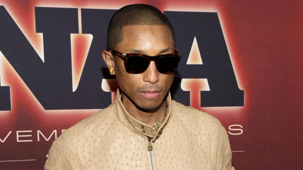 Após comentários políticos, Pharrell responde críticas e afirma que vai continuar lutando para ‘nivelar o campo de jogo’