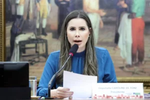 Após conversa com Carlos, deputada avança para trocar PL pelo Novo