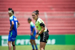 Árbitra não expulsa atleta com dois cartões amarelos em partida em SP