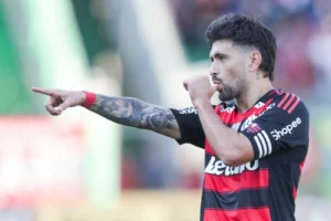 Arrascaeta é eleito o melhor jogador do Brasileirão no Bola de Prata