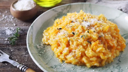 Arroz cremoso de uma panela só é perfeito para uma refeição prática Arroz cremoso de uma panela só é perfeito para uma refeição prática