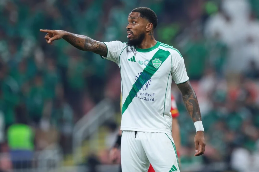 Atacante do Al-Ahli é preso após brigar com torcedor que pediu foto Atacante do Al-Ahli é preso após brigar com torcedor que pediu foto