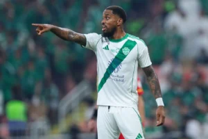 Atacante do Al-Ahli é preso após brigar com torcedor que pediu foto