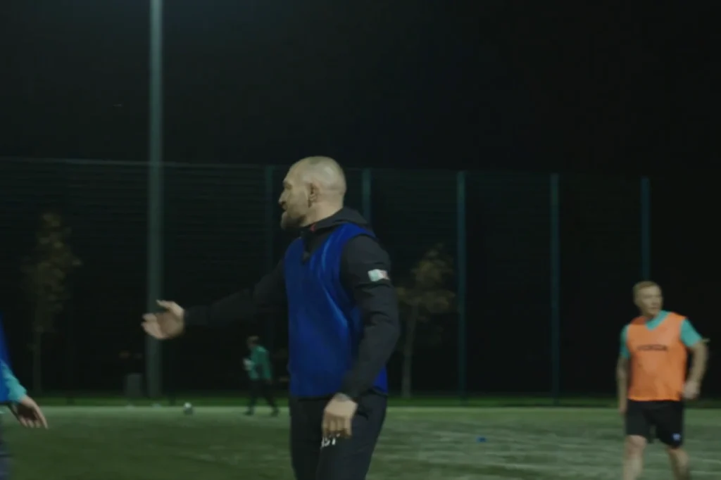 Campeão e artilheiro: McGregor surpreende com golaço em jogo de futebol.Vejavídeo