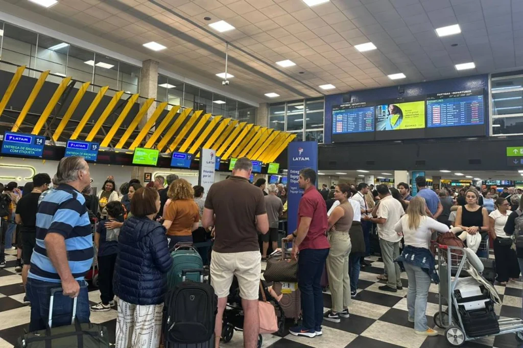 Ciclone atinge SP agora com 200 voos cancelados em aeroportos