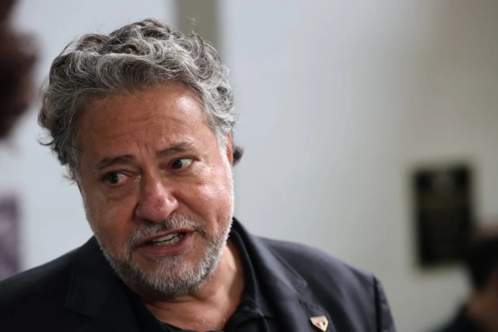 57 conselheiros exigem a remoção de Júlio Casares do São Paulo FC
