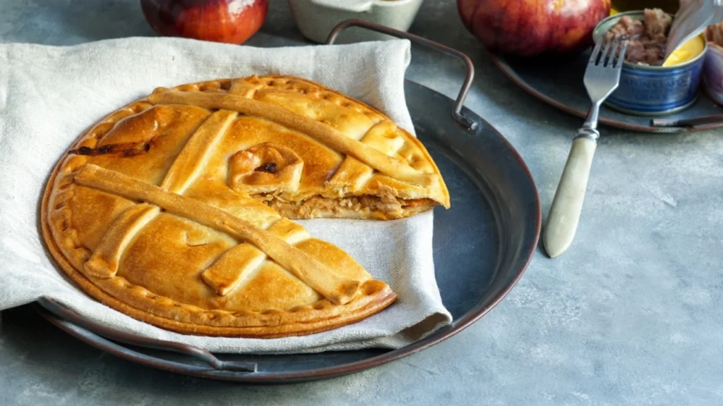 Faça uma torta de atum fácil e bem cremosa sem sujeira na cozinha