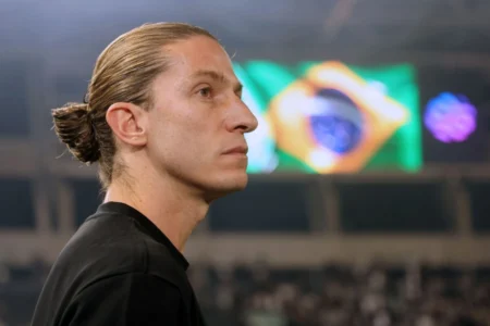 Filipe Luís vira recordista de títulos no Brasil em uma temporada