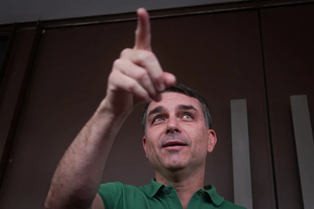 Flávio Bolsonaro ganha seguidores após se lançar ao Planalto. Veja