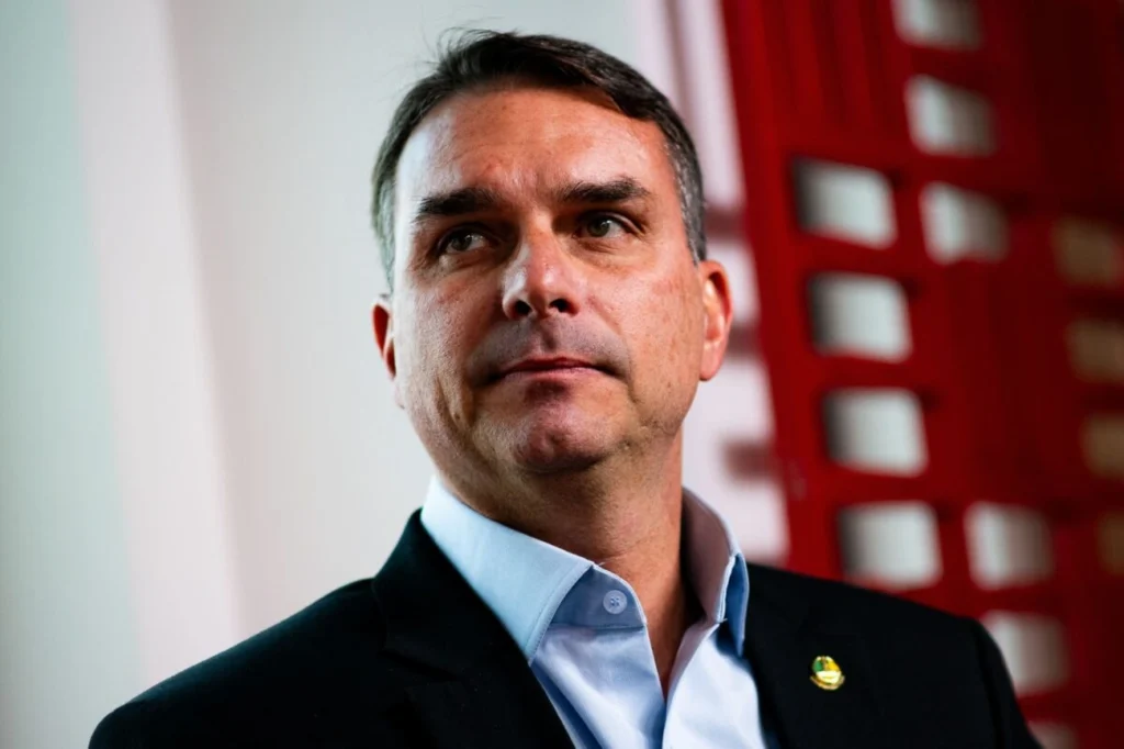 Flávio Bolsonaro parabeniza Carlos pelo aniversário: “Missão”. Vídeo