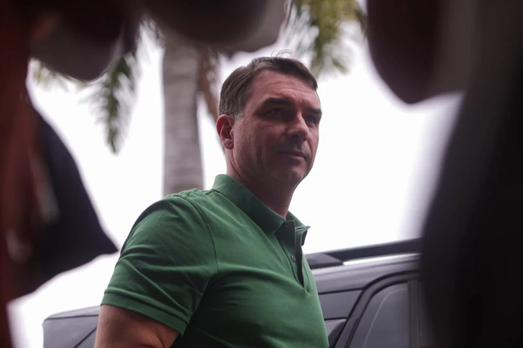 Flávio se define como um “Bolsonaro diferente” e “muito mais centrado”
