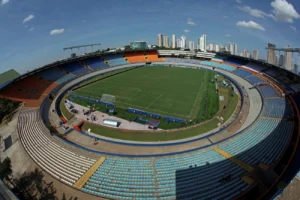Governo de Goiás reforma estádio Serra Dourada em 2028 com instalações modernas