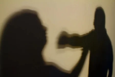Homem de histórico de violência é preso após mordidas em relacionamento