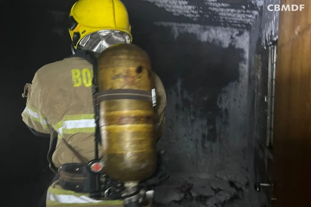 Homem causa incêndio em casa após queimar colchão da ex no DF.Vejavídeo
