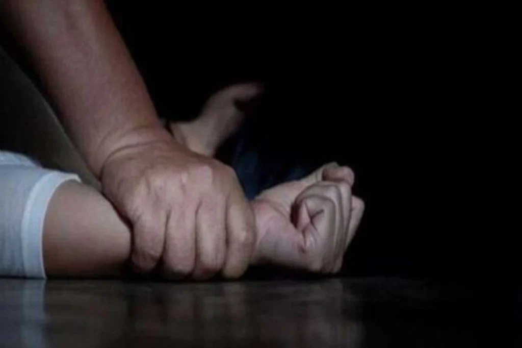 Homem é esfaqueado pela enteada após tentar estuprá-la dentro de casa