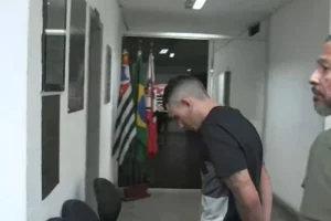 Homem que atropelou e arrastou ex é transferido para sistema prisional