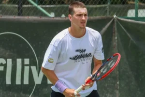 João Fonseca aparece com novo visual após promessa no ATP de Basel