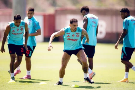 Jogadores do Flamengo projetam estreia na Copa Intercontinental. Veja Jogadores do Flamengo projetam estreia na Copa Intercontinental. Veja