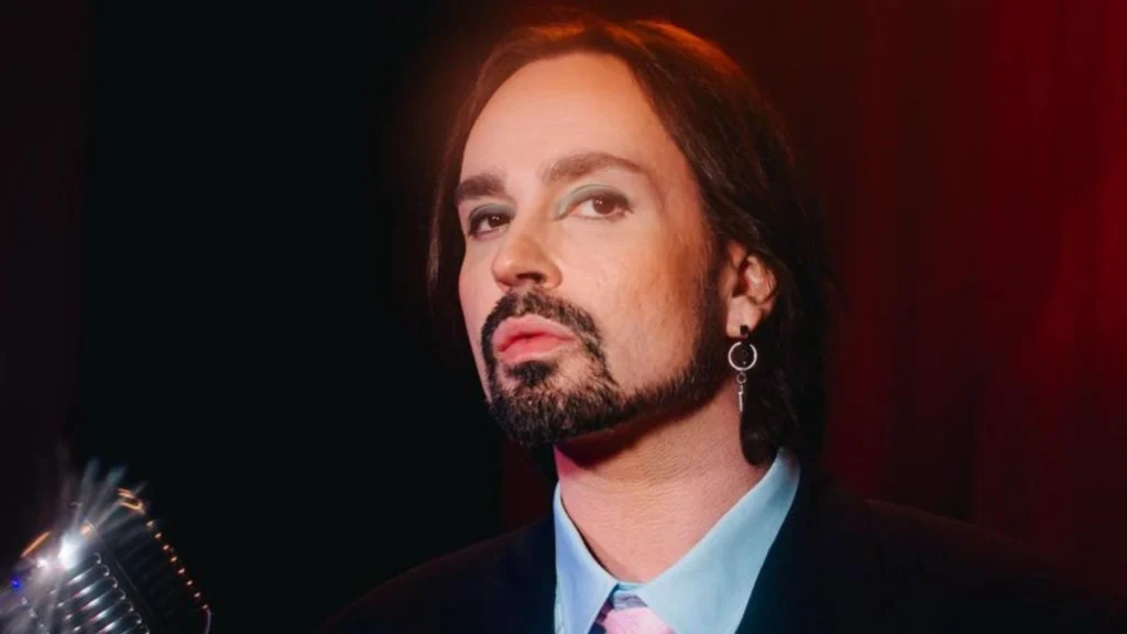 Johnny Hooker lança novo álbum, ‘Viver e Morrer de Amor na América Latina’