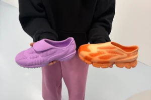 Justin Bieber aposta em tênis 3D com design semelhante às chuteiras
