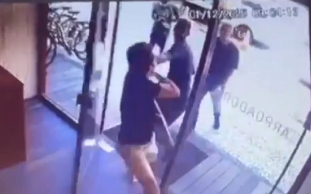 Ladrão avança e arranca cordão de ouro de turista que entrava em hotel.Vejavídeo
