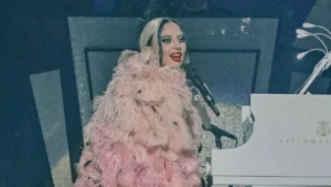 Lady Gaga faz show inédito no YouTube hoje com músicas do álbum Harlequin