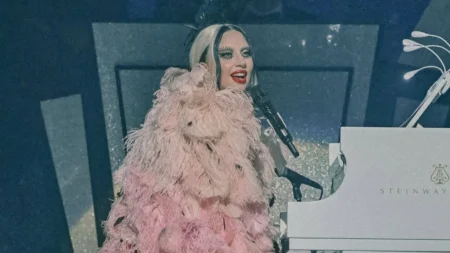 Lady Gaga faz show inédito no YouTube hoje com músicas do álbum Harlequin