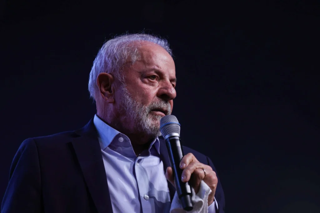 Lula assina MP que reajusta salários de policiais e bombeiros do DF
