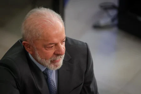 Lula se reúne com ministros em meio a impasses com o Congresso Lula se reúne com ministros em meio a impasses com o Congresso