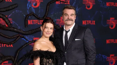 Millie Bobby Brown diz que ela e David Harbour têm um ‘ótimo relacionamento’ em meio a rumores de bullying Millie Bobby Brown diz que ela e David Harbour têm um ‘ótimo relacionamento’ em meio a rumores de bullying