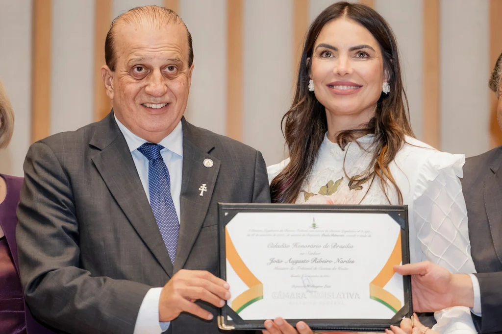 Ministro Augusto Nardes recebe título de Cidadão Honorário de Brasília Ministro Augusto Nardes recebe título de Cidadão Honorário de Brasília