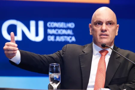 Moraes viaja de FAB a evento em SC, enquanto Fachin usa voo comercial