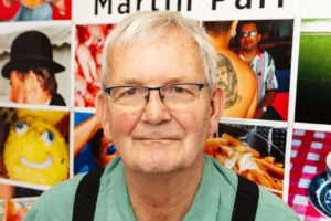 Morre Martin Parr, referência da fotografia britânica, aos 73 anos