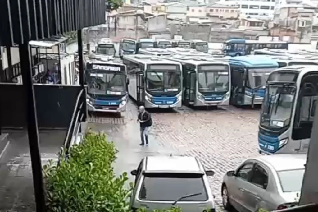 Motoristas entram em greve e ônibus são recolhidos em São Paulo.Vejavídeo